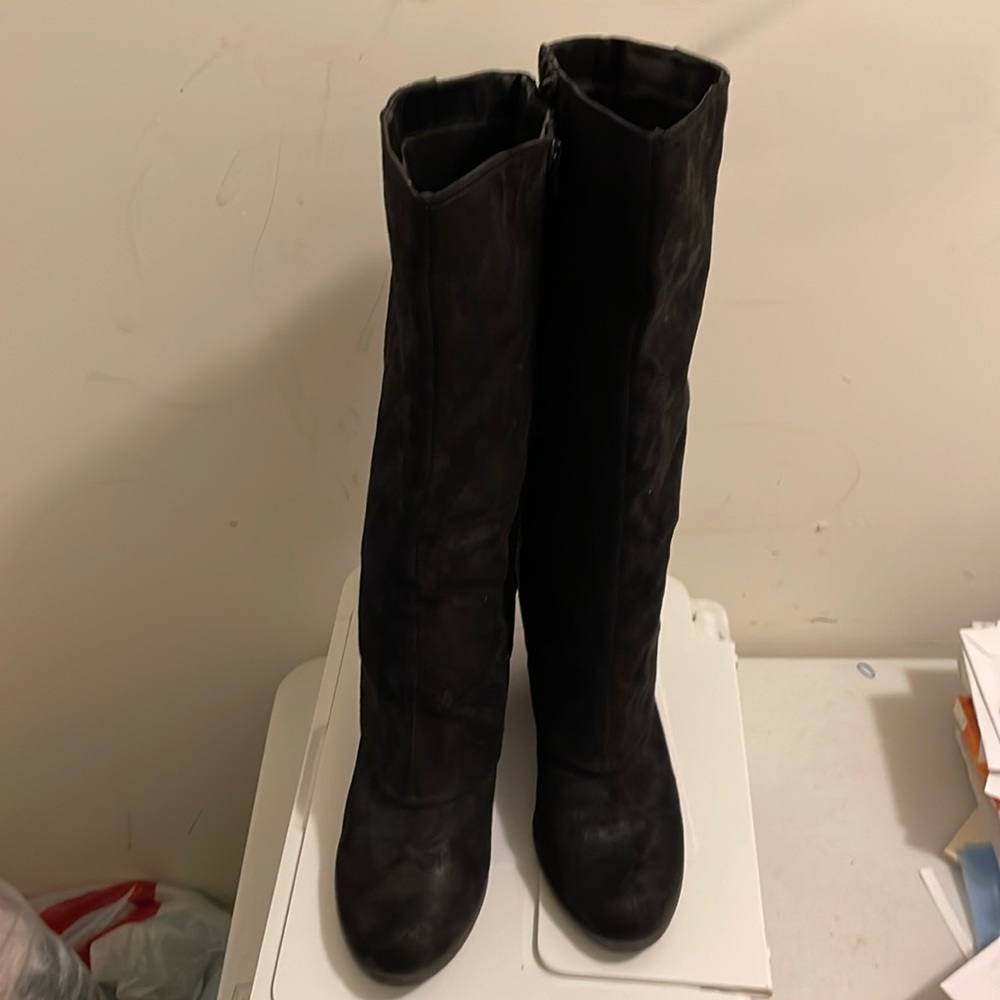 USED Size 12M Fergalicious boots in black.